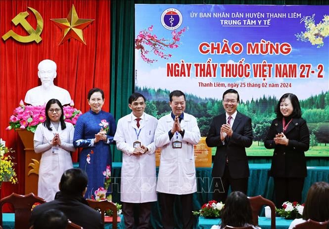 Chủ tịch nước Võ Văn Thưởng thăm, chúc mừng các y, bác sỹ tại tỉnh Hà Nam