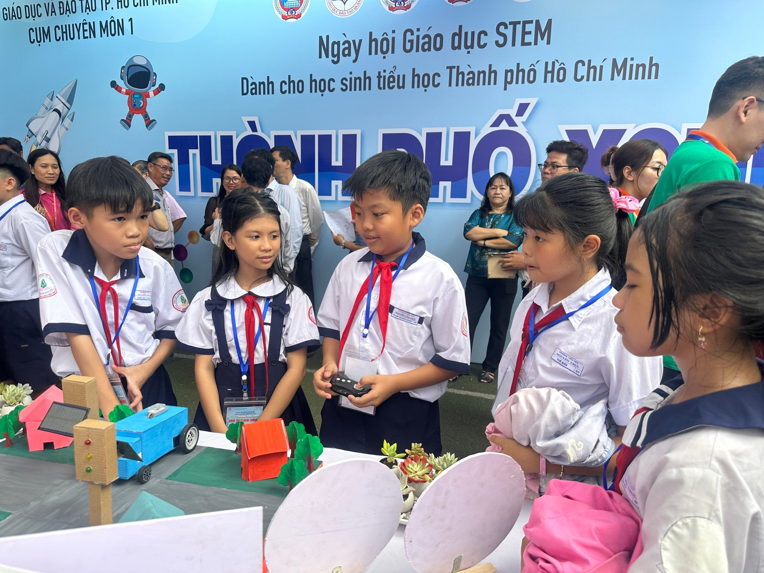 Học sinh trải nghiệm với sản phẩm sáng tạo STEM- Ảnh 1.