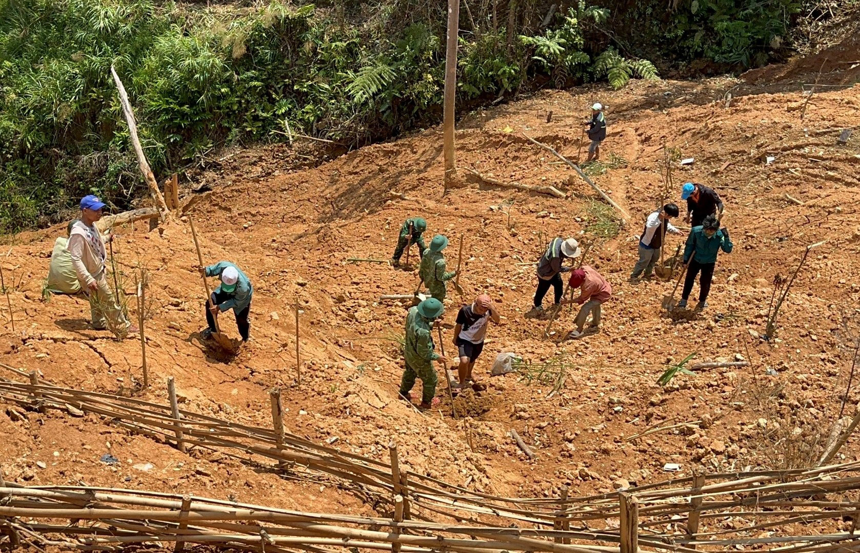 Bộ đội Đồn biên phòng A Xan cùng bà con bạt đồi, làm vườn trồng rau sạch cung cấp cho khu nghỉ dưỡng hạng sang ở Đà Nẵng- Ảnh: V.X.