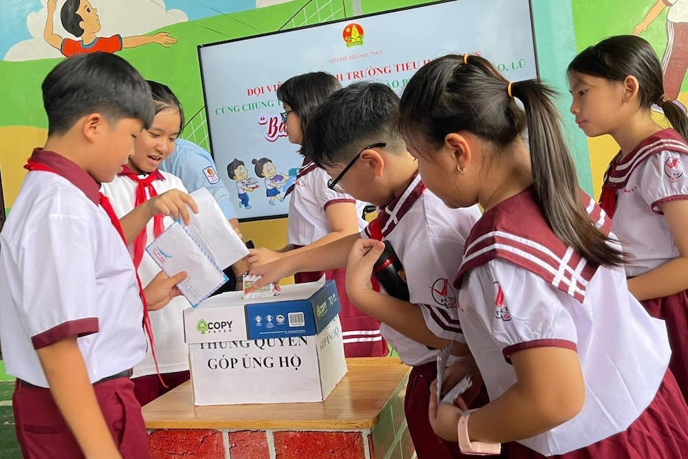 Eine weiterführende Schule in Ho-Chi-Minh-Stadt spendete mehr als 1,2 Milliarden VND an Flutopfer.