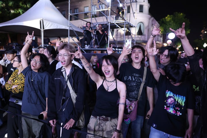 The audience swayed and exploded with legendary Rock melodies.