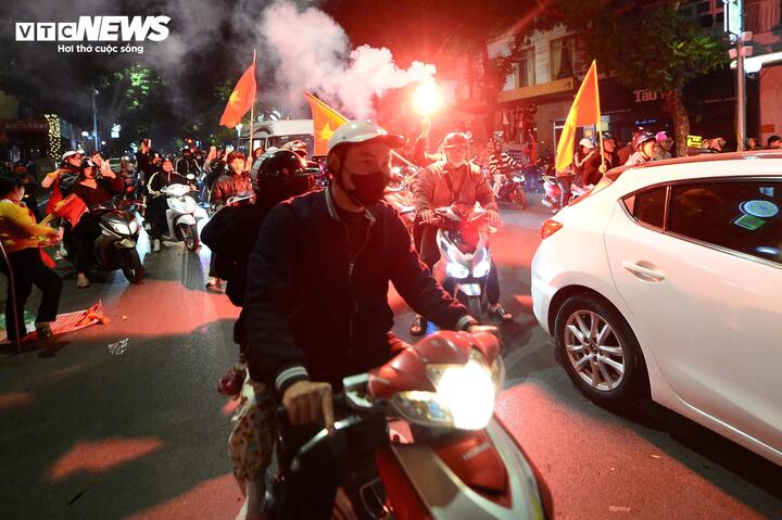 En vivo: Millones de personas salen a las calles para celebrar la victoria de Vietnam en la Copa AFF 2024 - 9