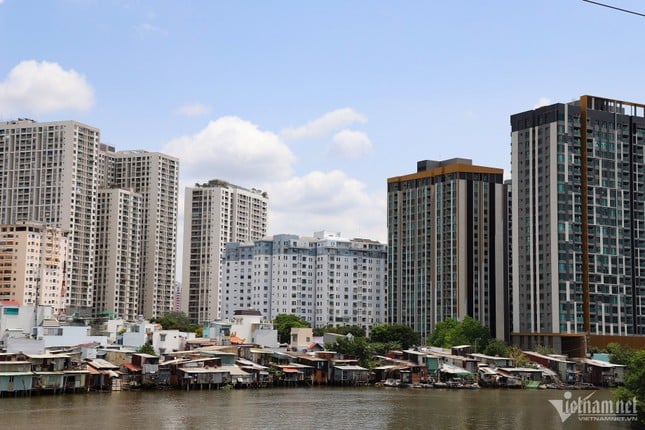 ホーチミン市の運河沿いに建てられた仮設住宅の対照的な風景写真7