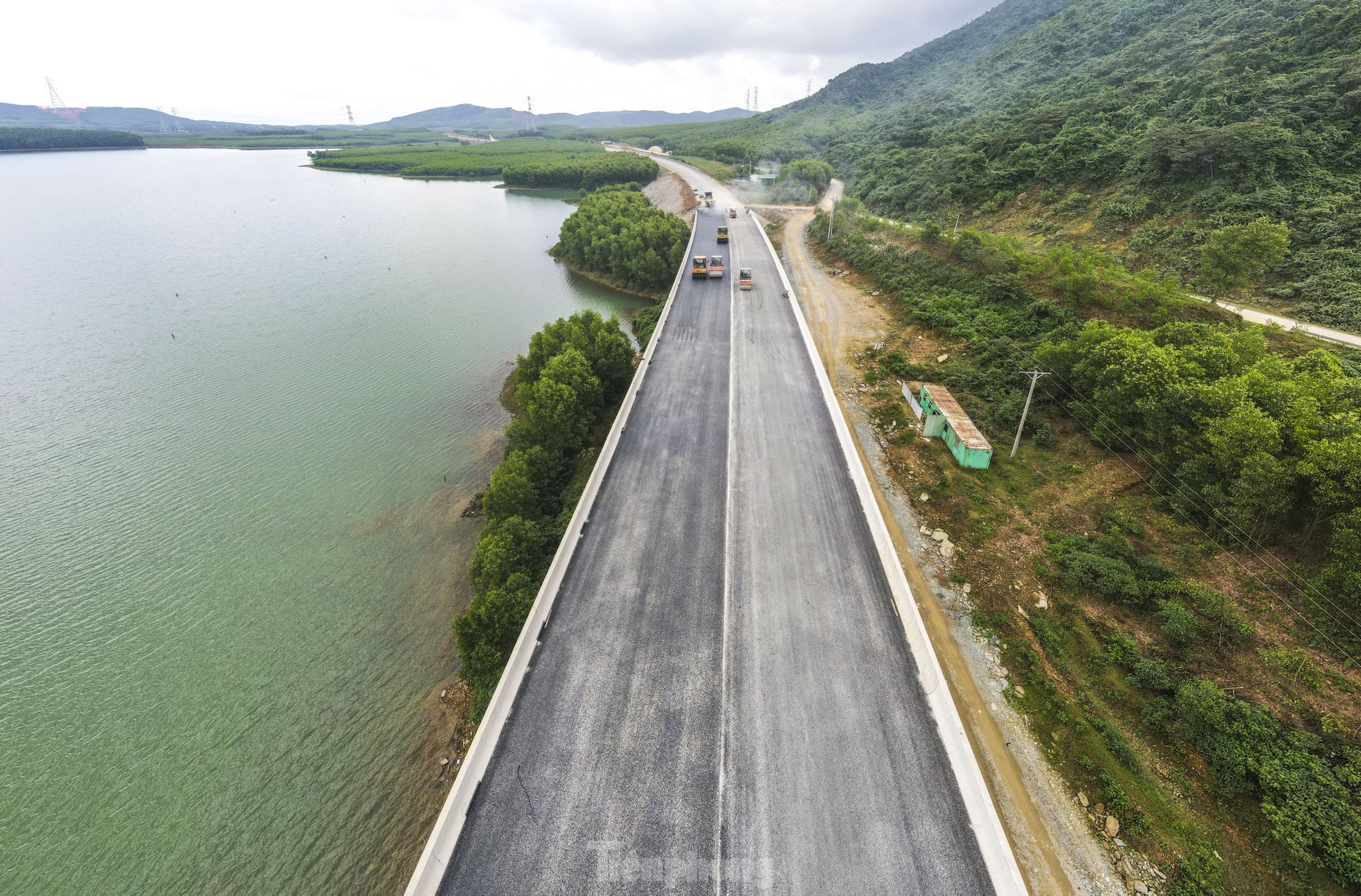 La construction de l'autoroute de 100 km de long à travers Ha Tinh est sur le point d'être achevée, photo 3