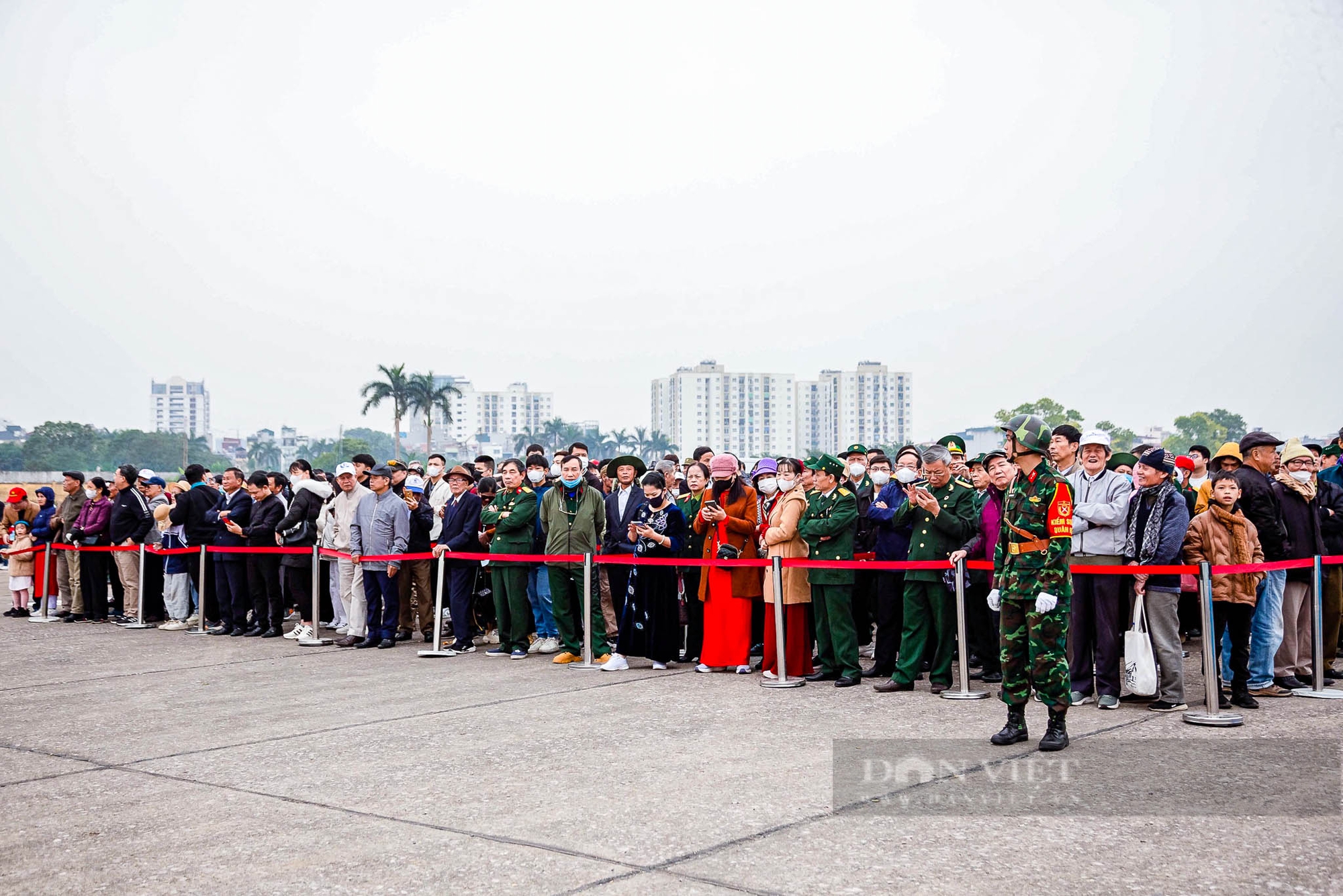 Hàng nghìn người dân xếp hàng từ tờ mờ sáng vào xem Triển lãm Quốc phòng Quốc tế Việt Nam 2024- Ảnh 17.