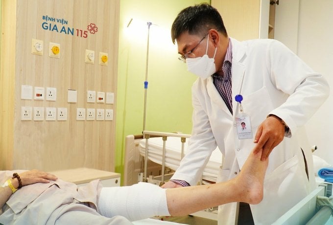 Bác sĩ điều trị chấn thương chân cho bệnh nhân. Ảnh: Bệnh viện cung cấp