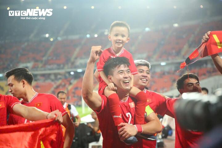 El equipo de Vietnam celebra en Tailandia.