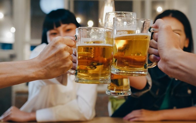 La bière et l’alcool peuvent dessécher la peau et affecter la production de collagène. Photo : Freepik