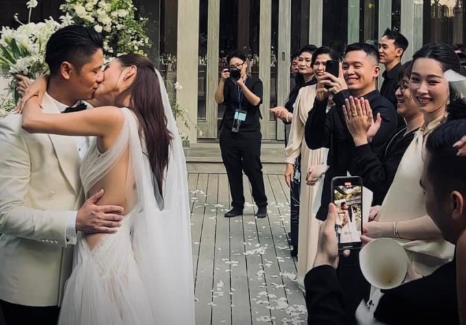 Cao Thien Trang and her husband kiss amid cheers from everyone. Photo: Minh Tu