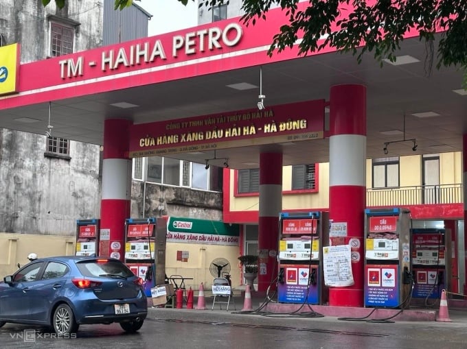 Una tienda de Hai Ha Petro en el distrito de Ha Dong (Hanoi) colgó un cartel diciendo que se había quedado sin gasolina después de que a la compañía le revocaran la licencia, el 12 de enero. Foto: Anh Minh