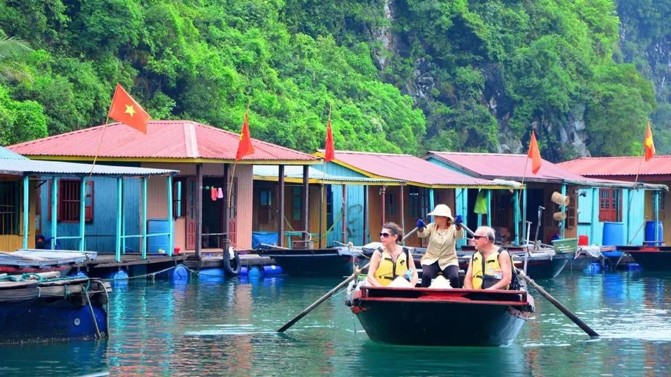 Temporarily stop receiving visitors to Cua Van Floating Cultural Center on Ha Long Bay. Photo: Internet