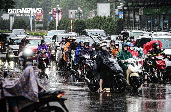 នៅ​ថ្ងៃ​ទី​៦ ខែ​មេសា កន្លែង​ជា​ច្រើន​នៅ​ទូទាំង​ប្រទេស​បាន​ជួប​នឹង​បាតុភូត​ផ្គរ​រន្ទះ​នៅ​ពេល​រសៀល និង​ពេល​ល្ងាច។ (រូបភាព៖ ដាក ហ៊ុយ)