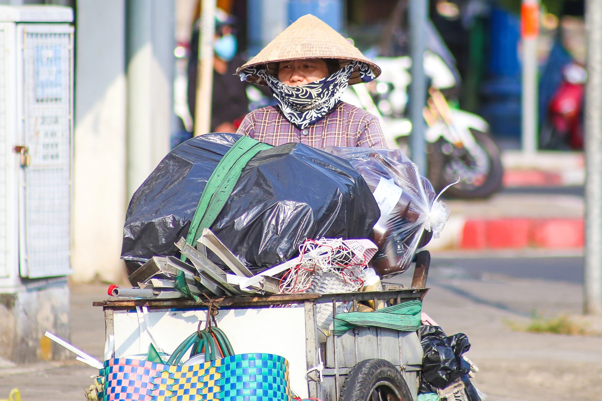 Người Sài Gòn trân mình dang nắng mưu sinh - Ảnh 5.