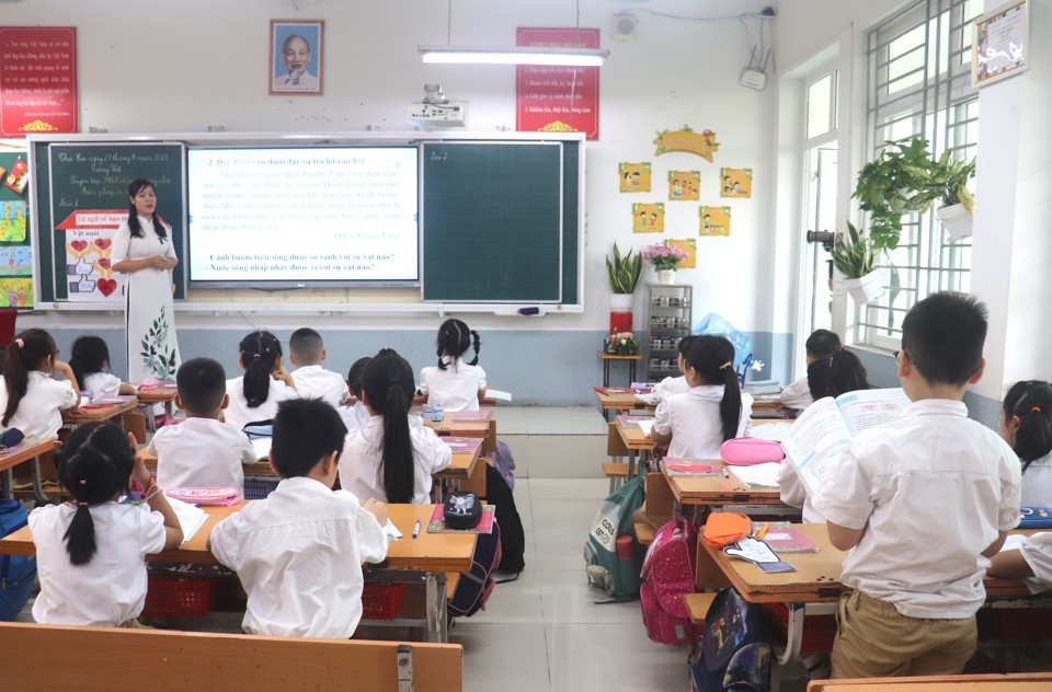 គ្រូបង្រៀននៅសាលាបឋមសិក្សា Trung Trac (ស្រុក Hai Ba Trung ទីក្រុងហាណូយ) ក្នុងអំឡុងពេលមេរៀនសម្រាប់សិស្ស