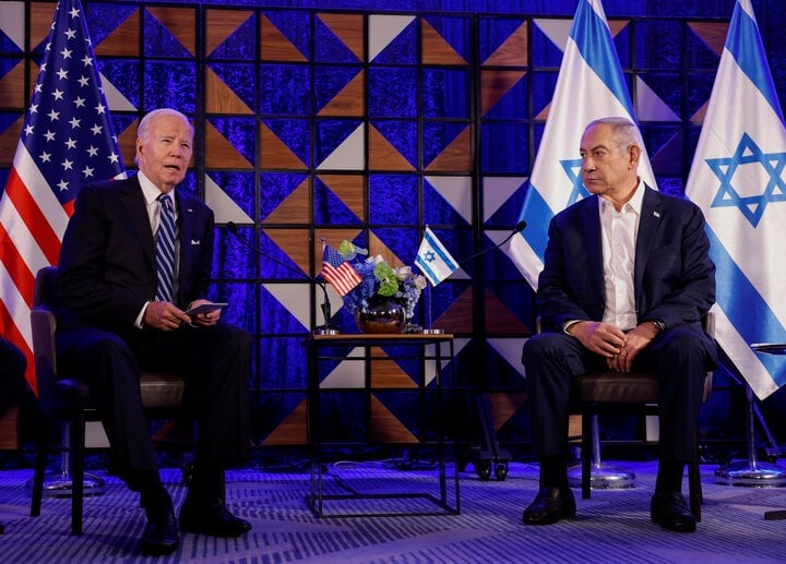 Tổng thống Mỹ Joe Biden (trái) và Thủ tướng Israel Benjamin Netanyahu tại Tel Aviv ngày 18/10. (Ảnh: Reuters)