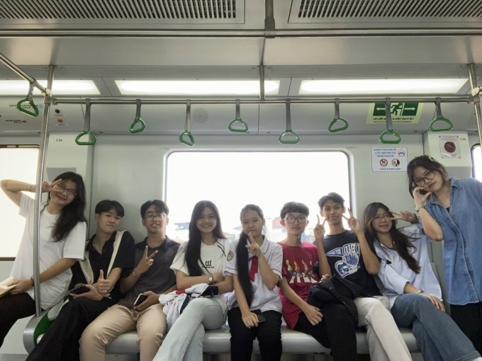 Trang (cuarto desde la izquierda) con miembros del Equipo Nacional de Historia de Estudiantes Excelentes de 2024 de la provincia de Ha Nam. Foto: cortesía del personaje.