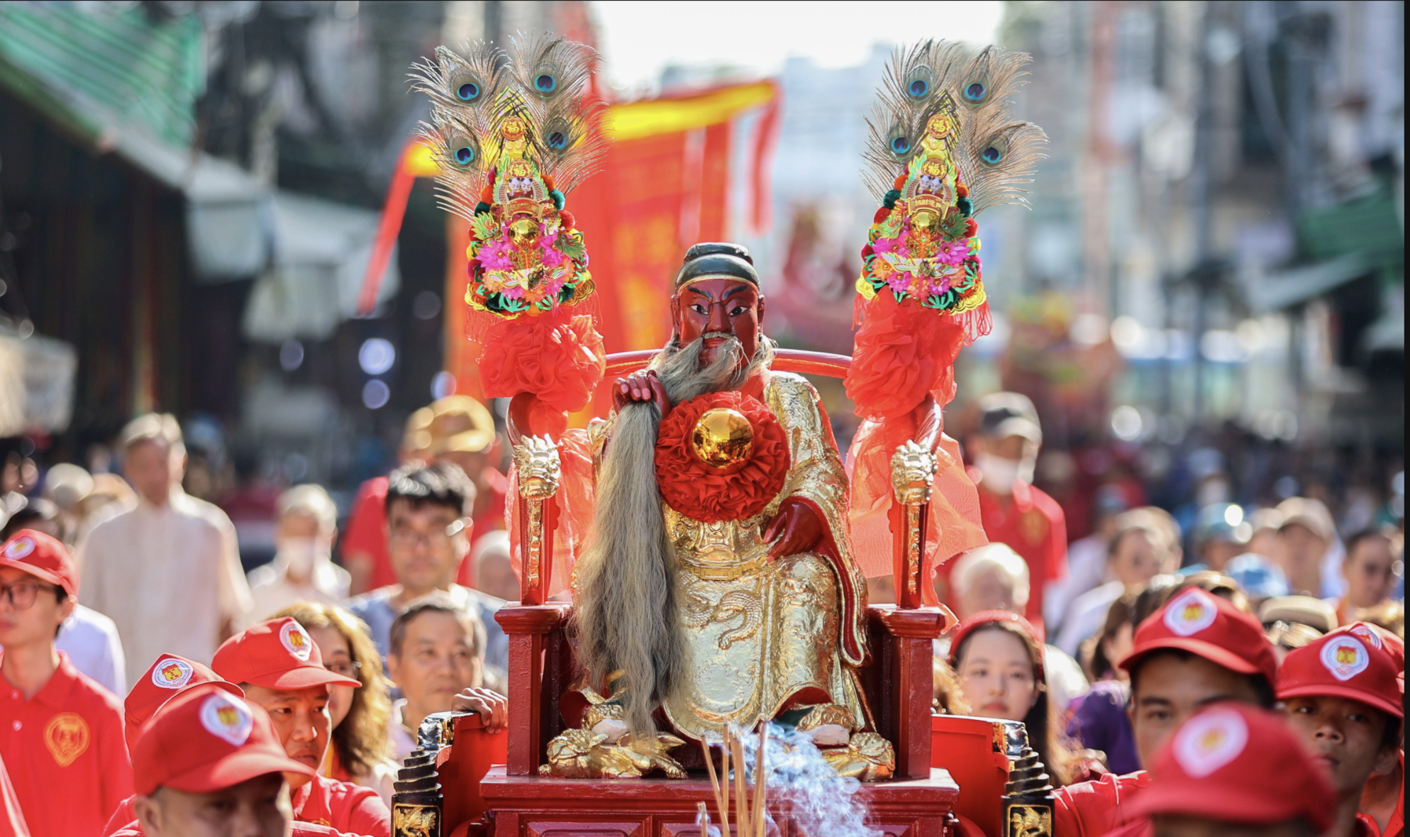 500 chinos en Ciudad Ho Chi Minh se disfrazan y desfilan antes del Festival de los Faroles