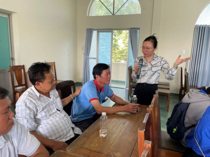 Master Nguyen Thi Thuy Trinh introduces high-tech melon growing techniques to farmers in Long Thoi commune, Nha Be district, on the morning of February 24. Photo: Ha An