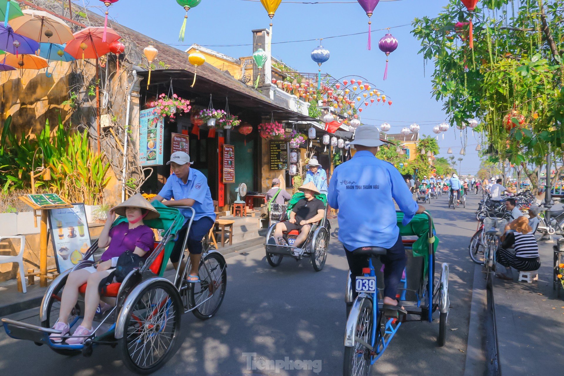 Dòng người chen chân ở phố cổ Hội An du xuân ảnh 14