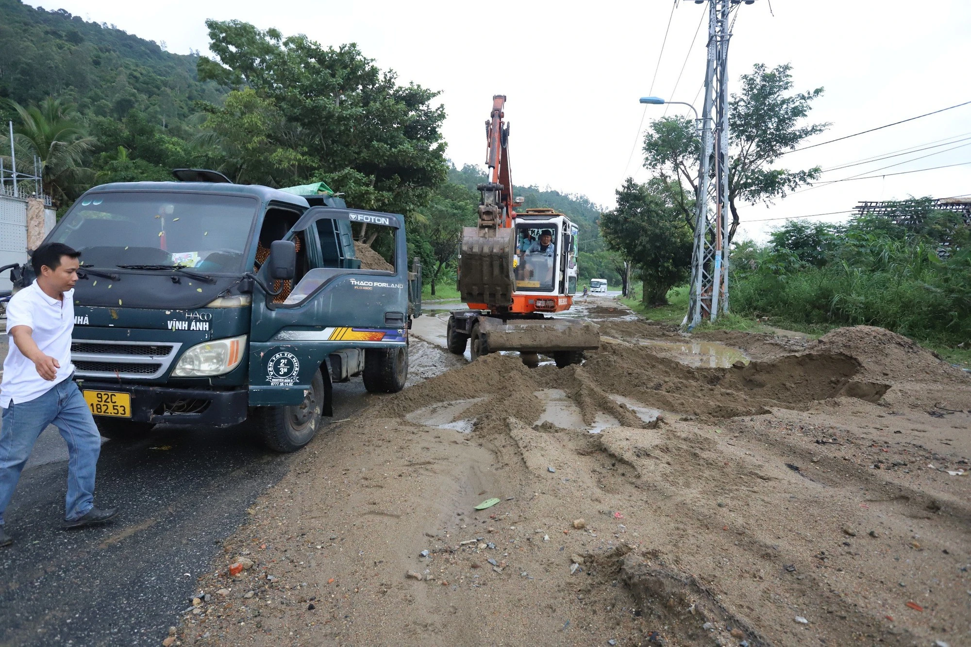 Đà Nẵng: Dừng tham quan chùa Linh Ứng, bán đảo Sơn Trà vì nhiều điểm sạt lở  - Ảnh 1.