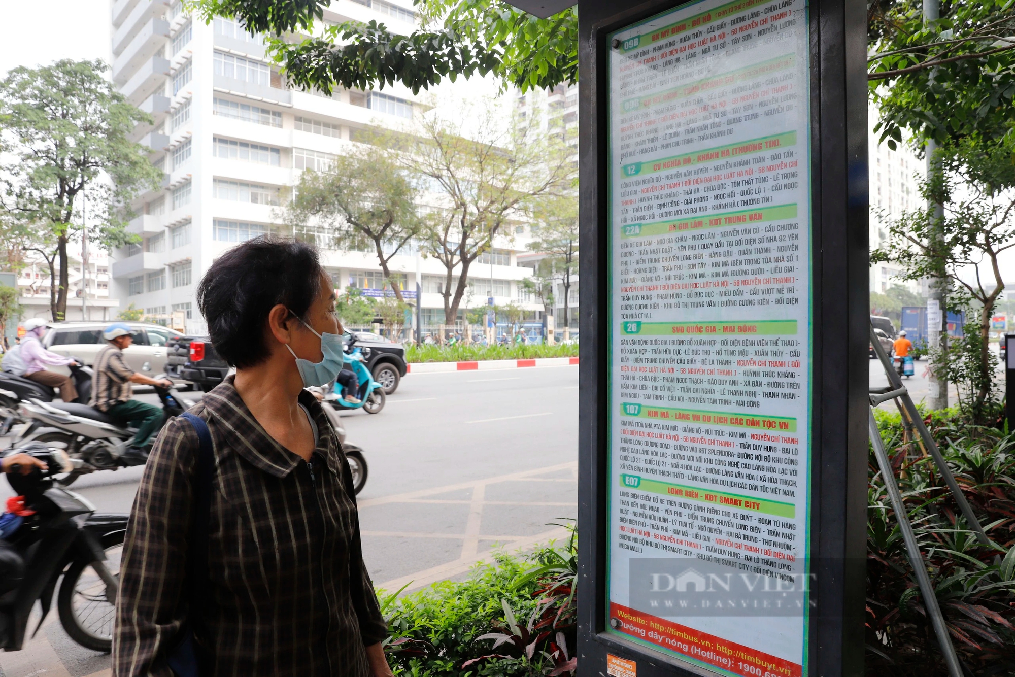 Bi hài cảnh người dân lên xuống tại điểm chờ xe buýt đạt chuẩn Châu Âu ở Hà Nội- Ảnh 2.