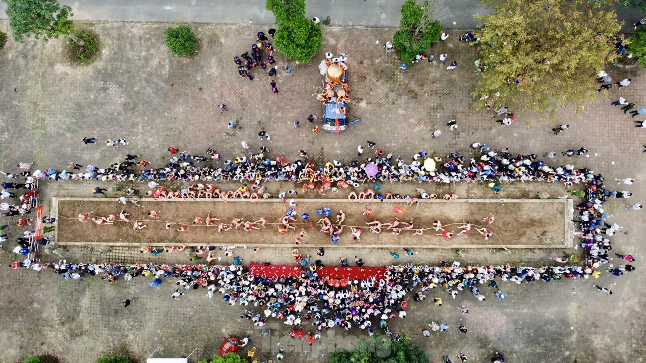 Ritual único de tira y afloja sentado en el festival del Templo Tran Vu (foto 5)