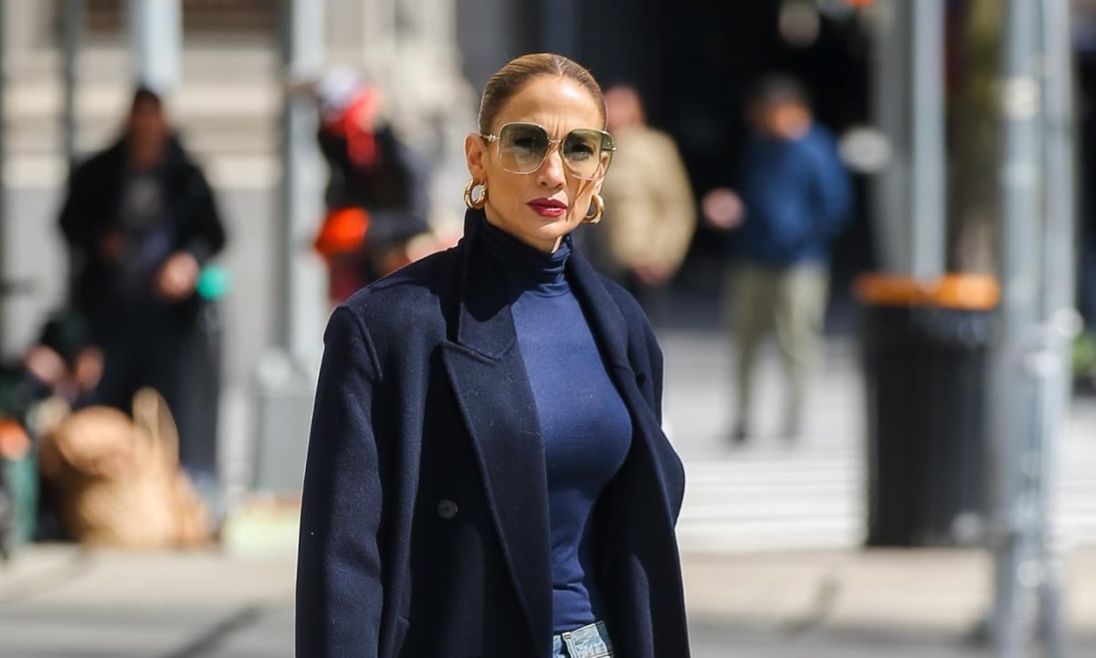 Jennifer Lopez porte un pantalon sale dans la rue