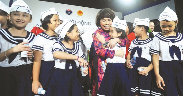 វីរៈបុរសពលករ Thai Huong គោរពចំពោះការរួមចំណែករបស់លោកស្រីចំពោះឋានៈរបស់ប្រជាជនវៀតណាម