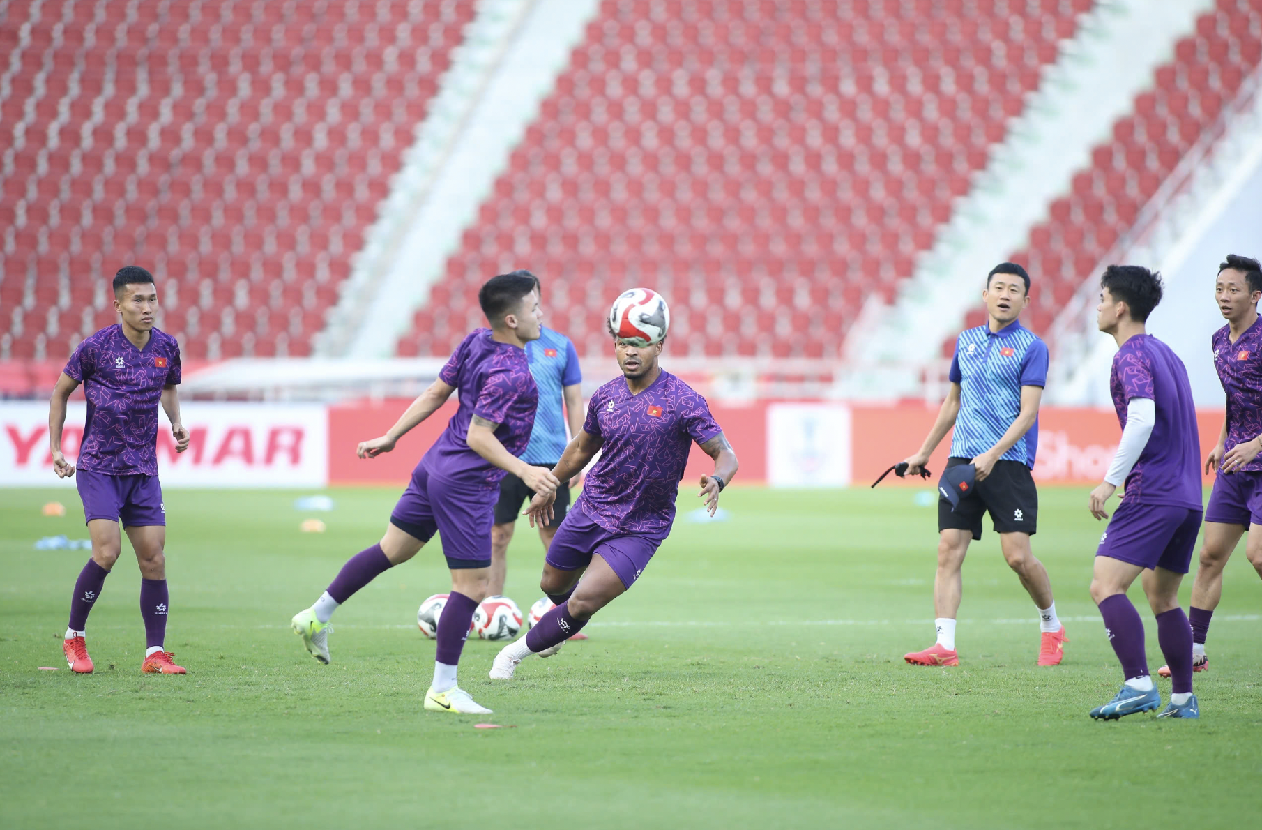 Nguyen Xuan Son and Vietnamese players excitedly try out Rajamangala pitch photo 7