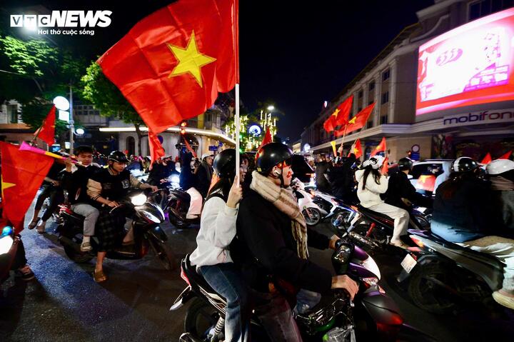 En vivo: Millones de personas salen a las calles para celebrar la victoria de Vietnam en la Copa AFF 2024 - 4