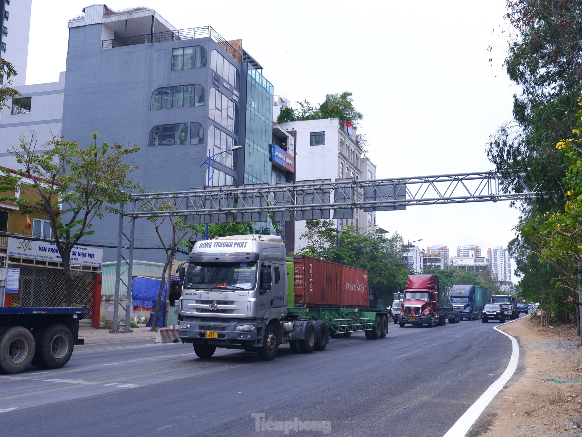 새로 완공된 카틀레이 항구 연결 도로의 클로즈업, 차선 2개 추가 확장 사진 7