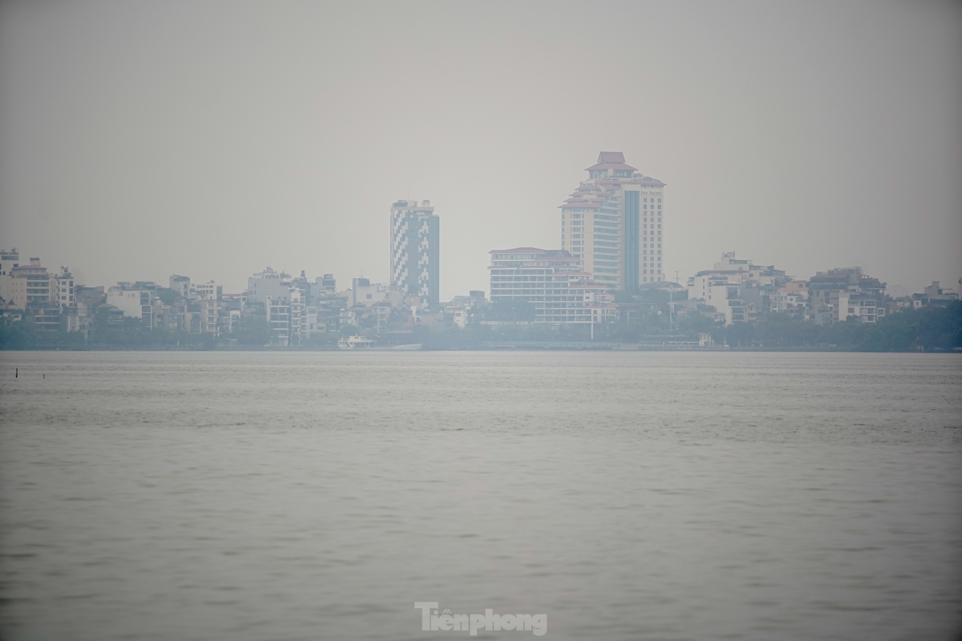 Hanoi is covered in fine dust from morning to afternoon, many buildings 'disappear' photo 3