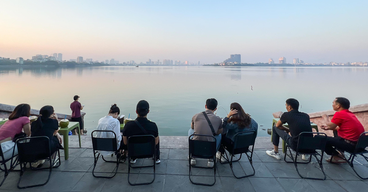 Sidewalks along West Lake turn into bustling eating and drinking places