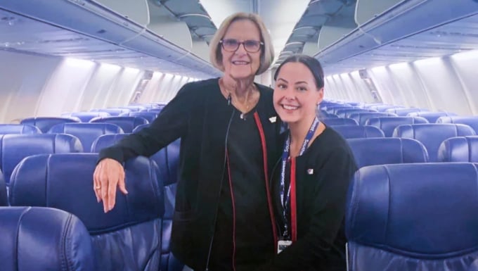 Cynthia und Hannah posieren zusammen für ein Foto, während sie an einem Flug arbeiten. Foto: CNN