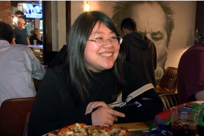 Carrie Liao, una estudiante china de la Universidad Nacional Australiana, vino a PJs para aprender inglés. Foto: ABC News