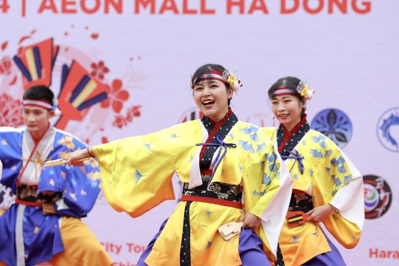 Yosakoi performance at Vietnam Japan Cultural Festival 2024 photo 1