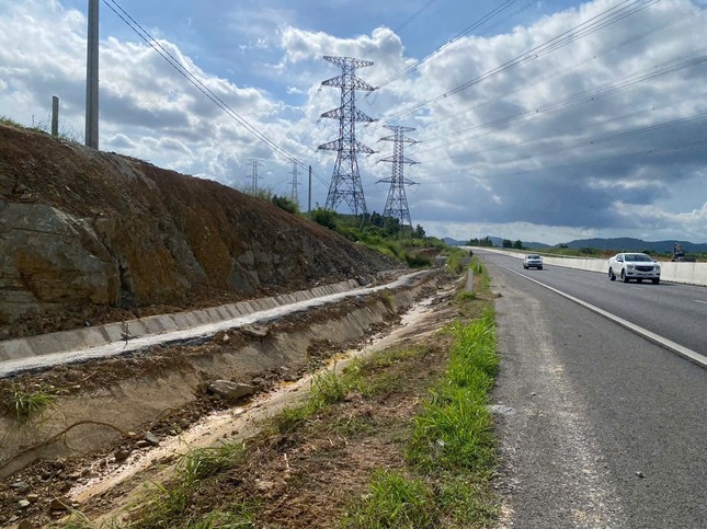 Schnelle Hilfe zur Verhinderung von Überschwemmungen auf der Autobahn Phan Thiet – Dau Giay. Foto 4