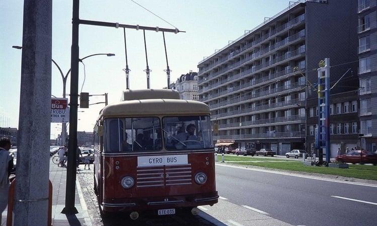 Un bus unique roule sur un volant d'inertie géant