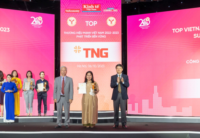 TNG 홀딩스 베트남 대표가 10월 6일 하노이에서 2022-2023년 Strong Brand Award를 수상했습니다. 사진: TNG Holdings Vietnam