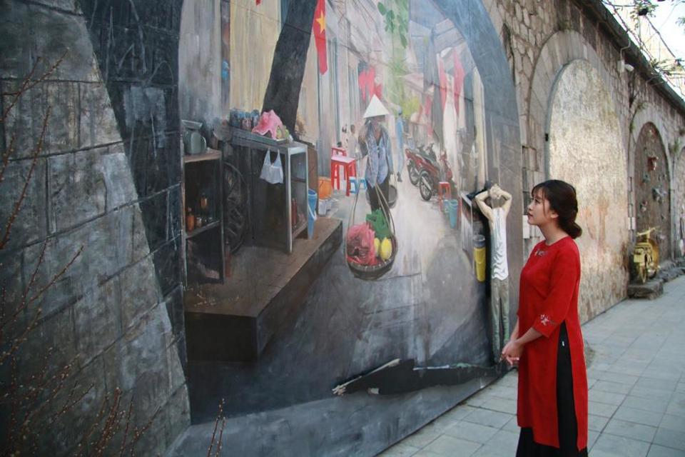 La calle Phung Hung actualmente tiene En total son casi 20 pinturas de arte, cada obra es Diferentes etapas recuerdan a los espectadores las imágenes de Ha Interior antiguo. Foto: Internet