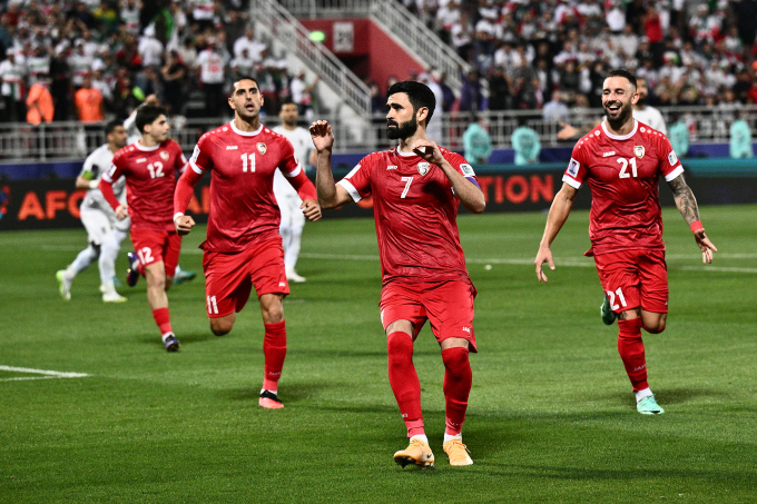 Omar Khrbin (No. 7) equalized for Syria against Iran on the penalty spot. Photo: AFC