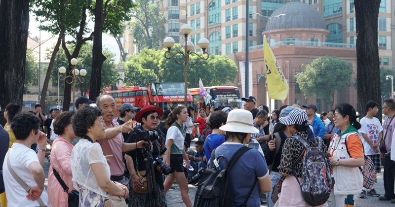 Des visiteurs internationaux très nombreux à Ho Chi Minh-Ville, le tourisme devrait prospérer pendant le Têt