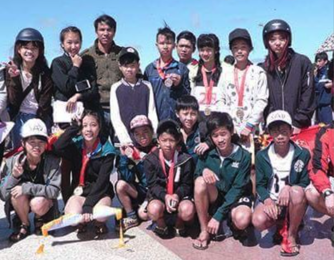 Mr. Diep and his group of students after participating in a provincial athletics competition. Photo: NVCC