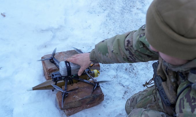 Ukrainian soldiers prepare suicide UAVs to attack Russian positions in Donetsk province on January 17. Photo: Reuters