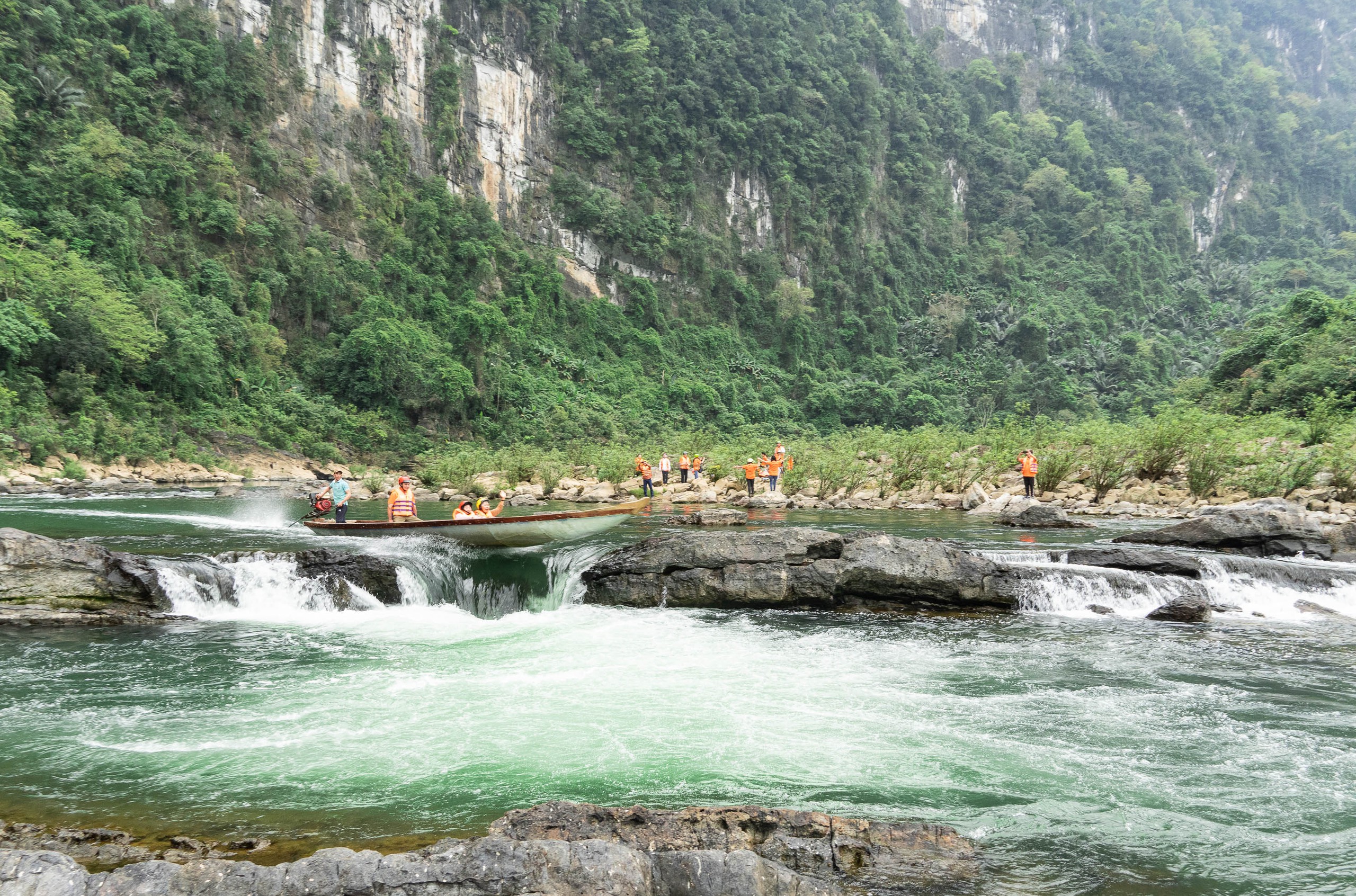 Đua thuyền cưỡi thác cùng 'cao thủ' trên dãy Trường Sơn- Ảnh 2.