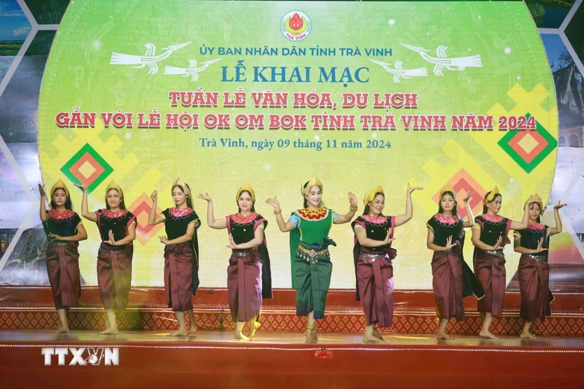 Tiết mục múa dân gian Khmer do Đoàn nghệ thuật Khmer Ánh Bình Minh biểu diễn. (Ảnh: Thanh Hòa/TTXVN)