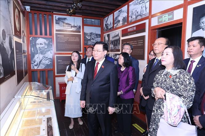 ประธานสภานิติบัญญัติแห่งชาติ นายเวือง ดิงห์ ฮิว เยี่ยมชมสถานที่ประวัติศาสตร์ของประธานาธิบดีโฮจิมินห์ ในเมืองคุนหมิง