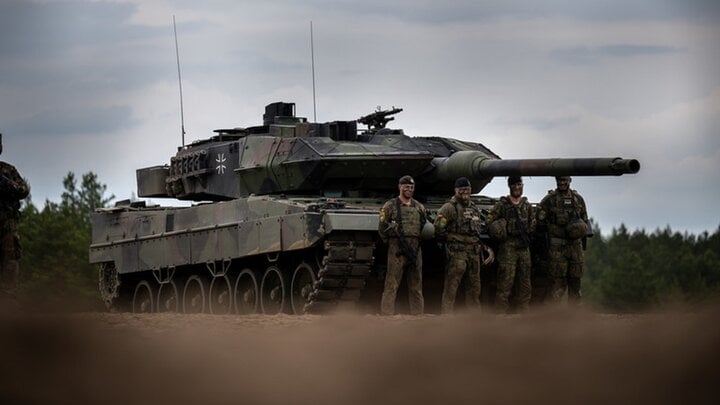 Soldaten stehen vor einem Leopard-2-Panzer der Bundeswehr.