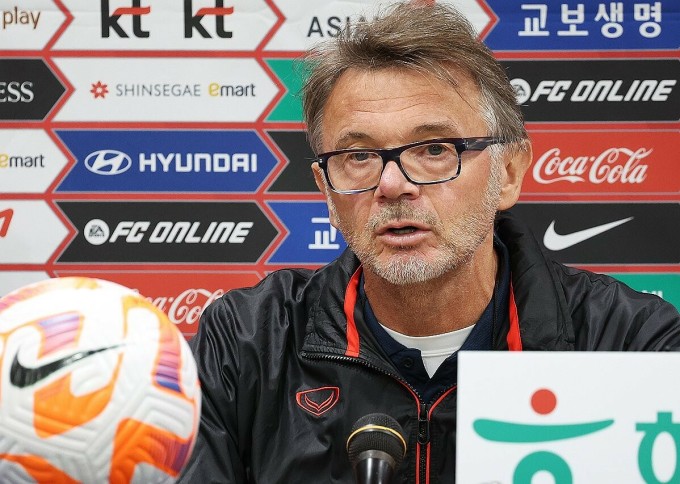 Coach Philippe Troussier speaks at the press conference room at Suwon World Cup Stadium on the afternoon of October 16, one day before the friendly match between Vietnam and South Korea. Photo: Yonhap