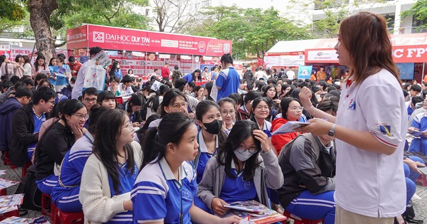 El stand de consultoría de la temporada de exámenes está muy concurrido en Da Nang y los estudiantes están entusiasmados por sentirse "inspirados"